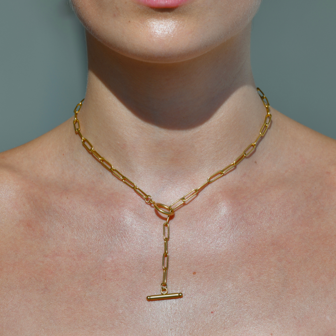 Anchor paperclip choker gold chain. Plated in gold with a paperklip chain and a closing in T shape.