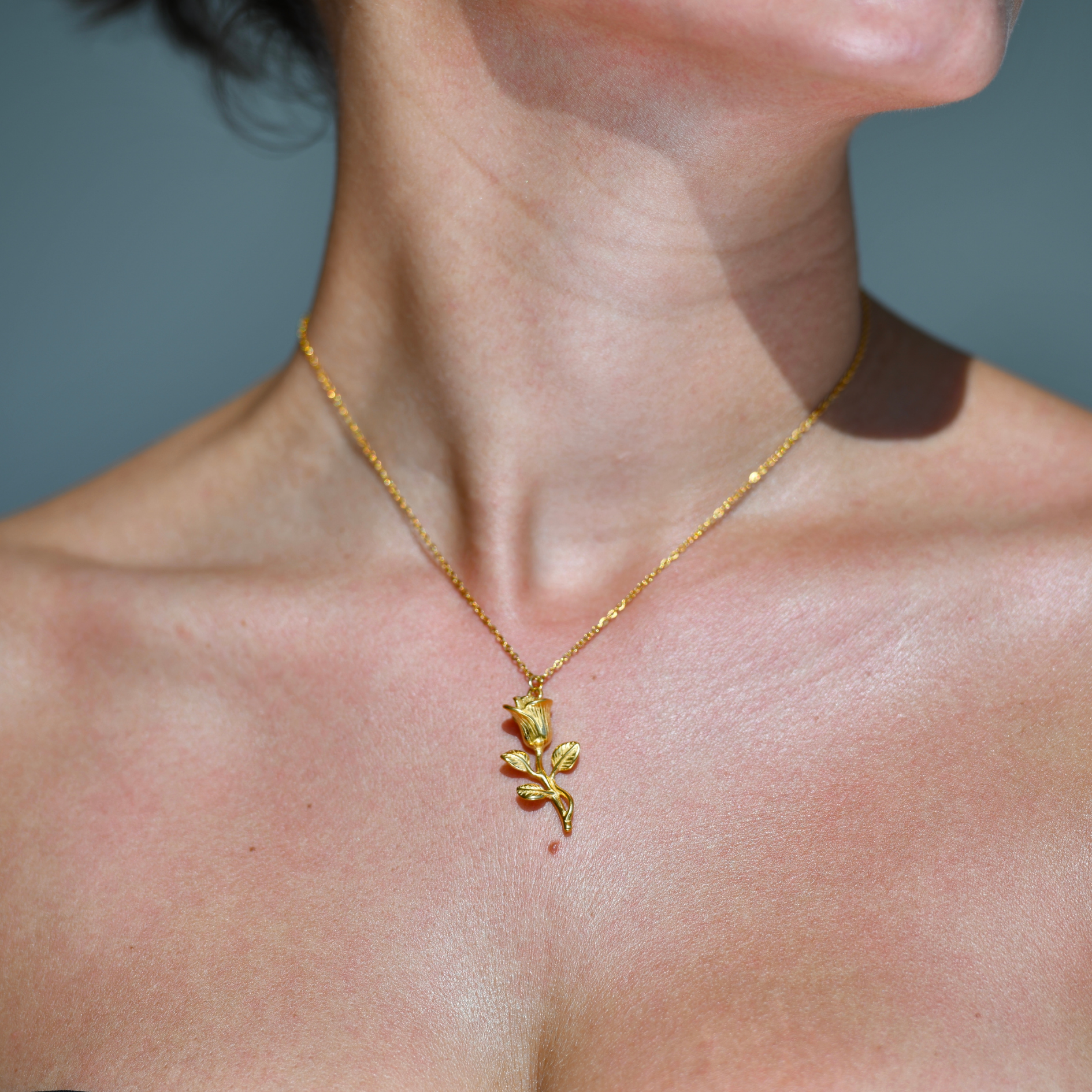 BELLE Rose Pendant Gold Necklace - Gold Necklace with gold chain and a pendant in the shape of a rose which hangs from its flower part with the tail down vertically