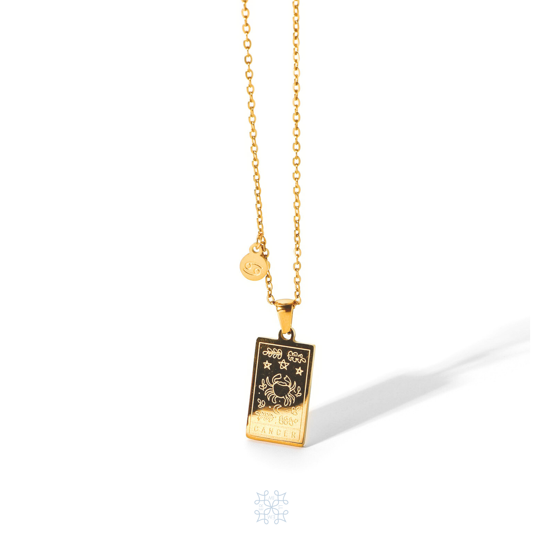 CANCER ZODIAC PENDANT GOLD NECKLACE gold pendant with a pendant hanging in a rectangular shape where the zodiac sign of the crab is engraved and the word crab is engraved at the bottom of the pendant. In the corner of the chain, next to the rectangular pendant, there is a small circle hanging with the symbol of the sign of the crab.