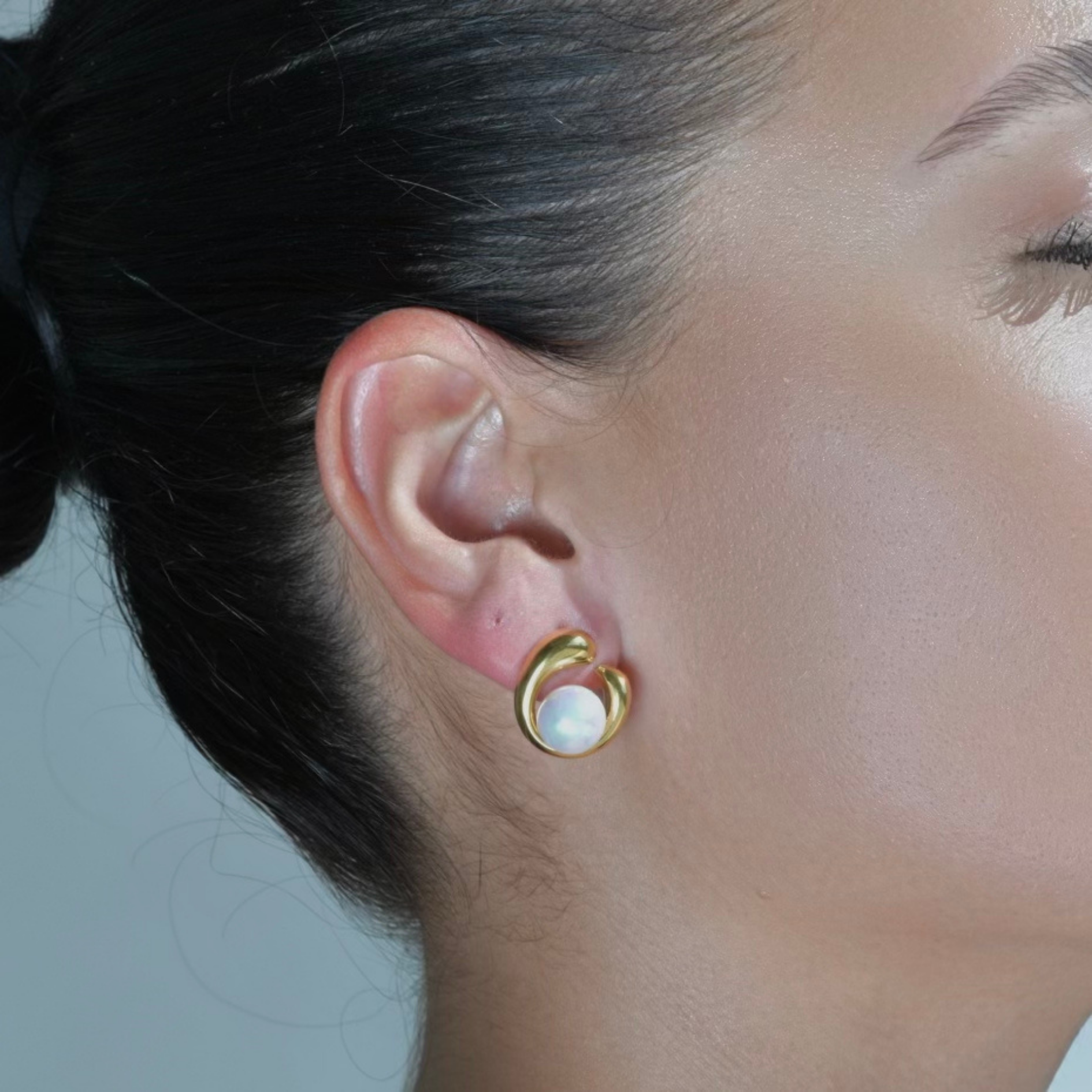 GOLD stud Earrings with a white pearl in the middle.