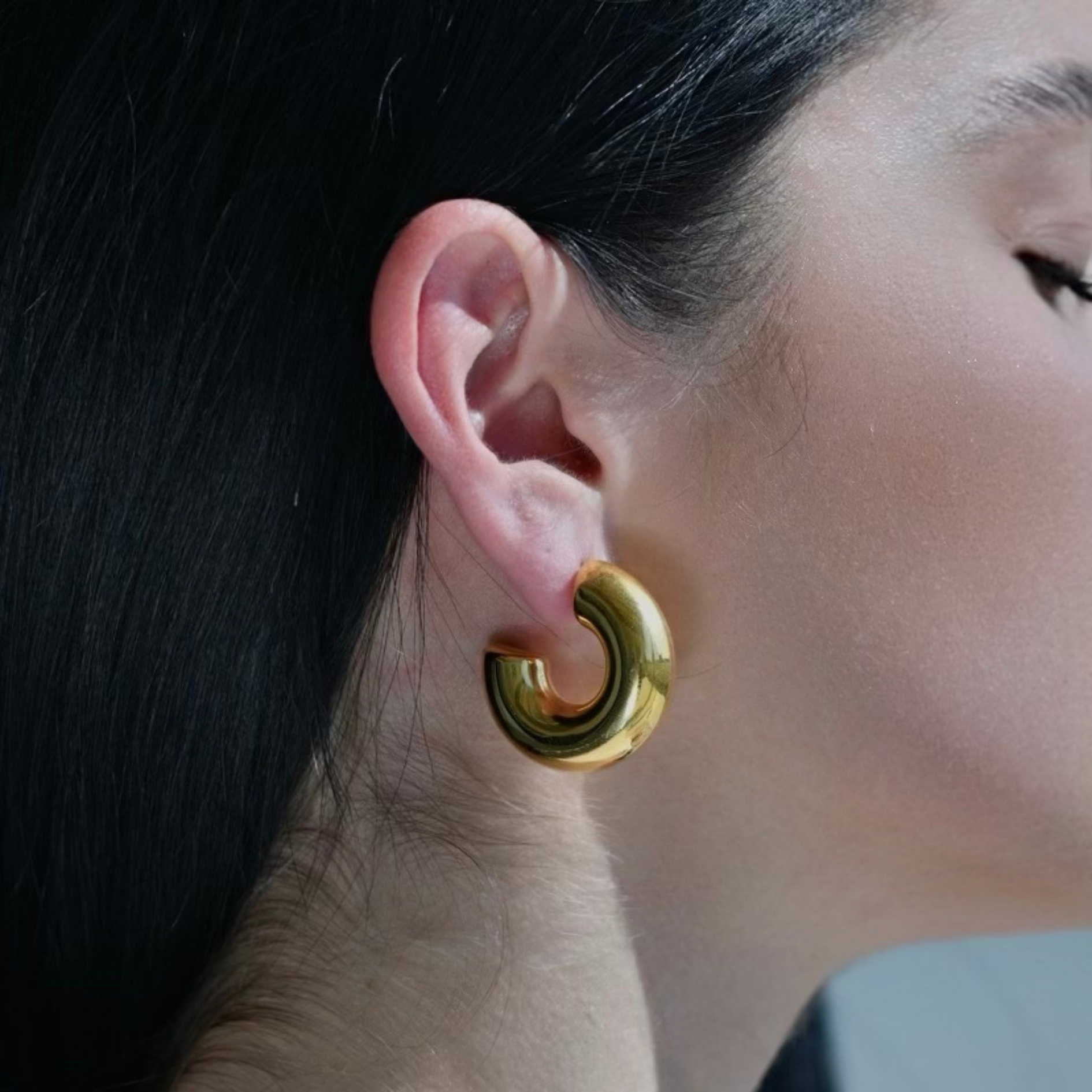 Classic chunky gold hoops. Circle earrings. 
