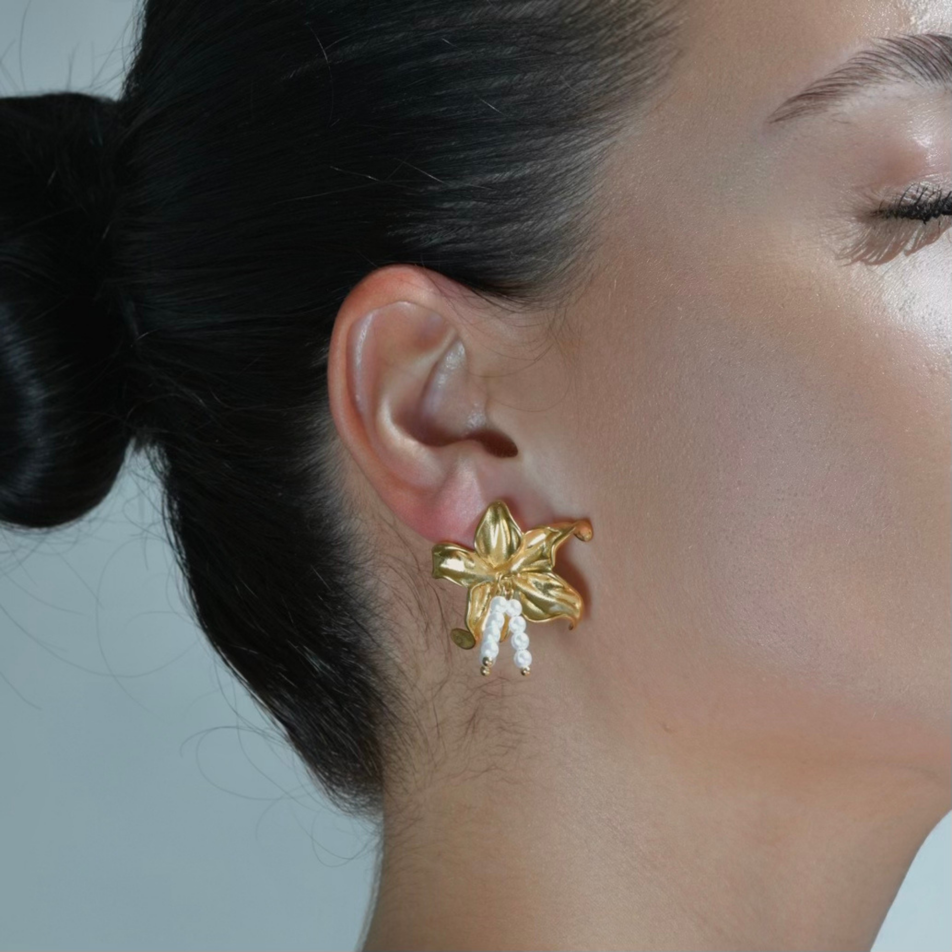 Gold Waterproof Earrings - In the shape of a bllomig Dadoffil Flower whith white pearls in the middle of the flower
