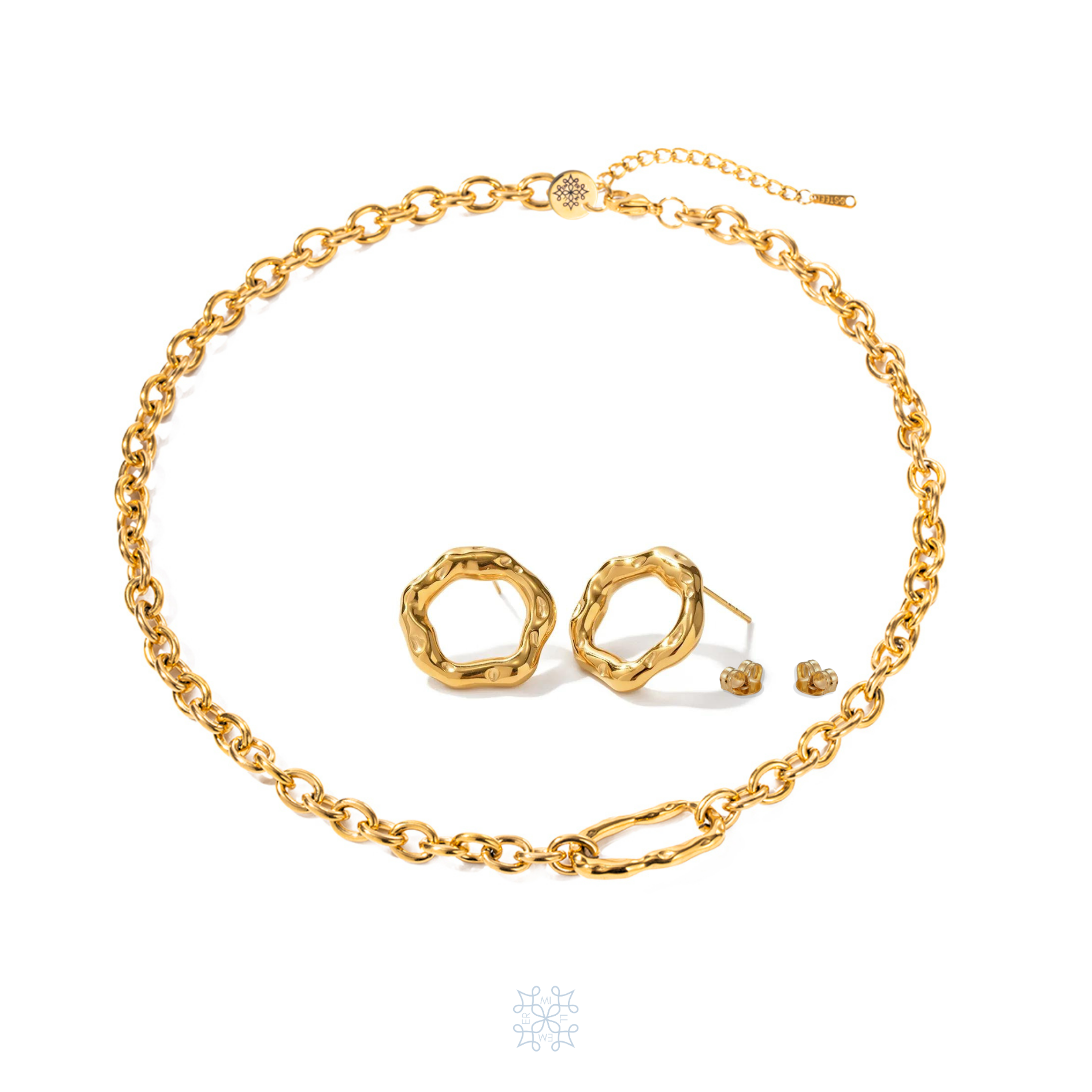 DUNE Gold Set. The set has a pair of gold hoop earrings and a chain necklace. The shape of the hopps is irregular and is inspired by eaterdrops on sand dunes. The same detail is in the side of gold chain necklace.