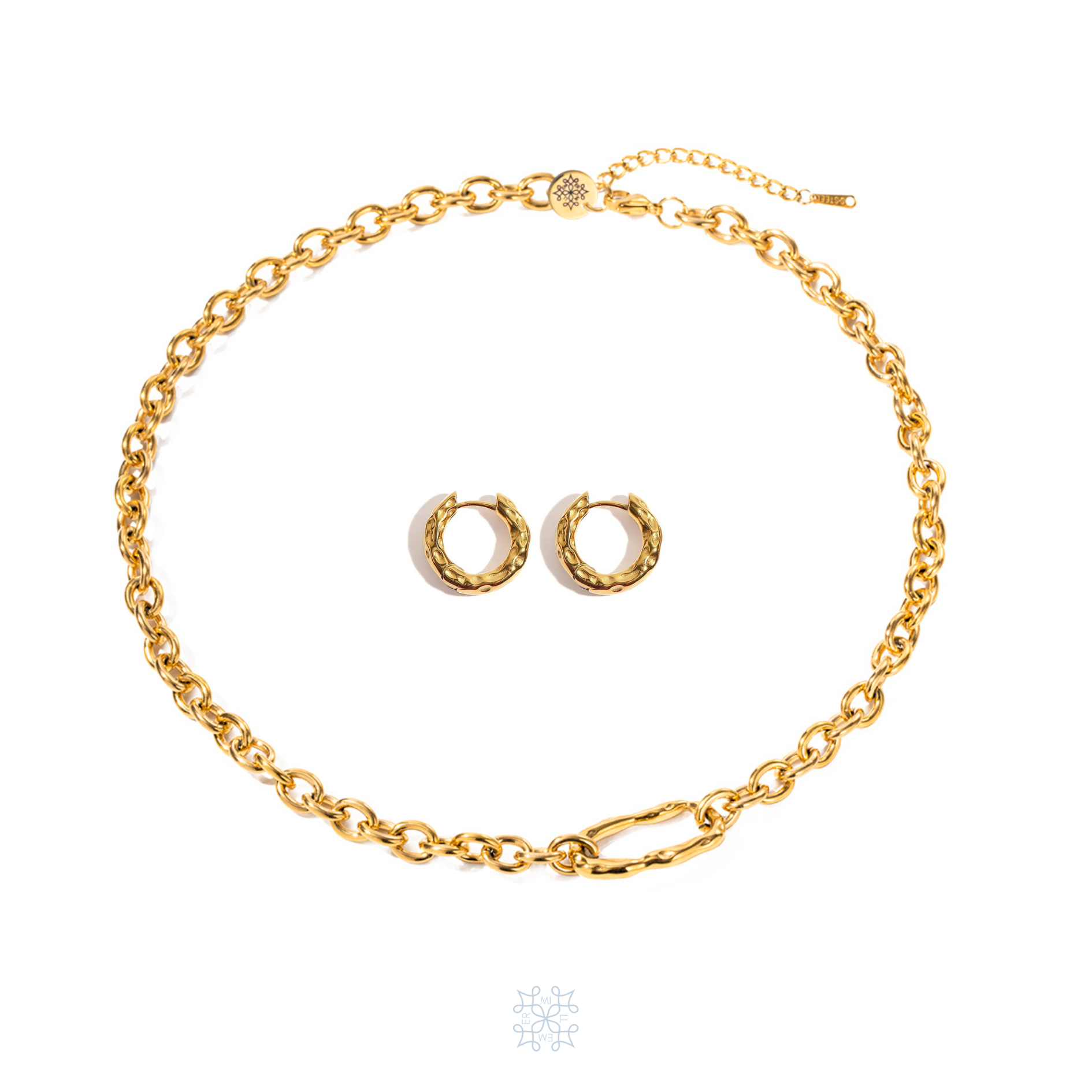 DUNE Gold Set. The set has a pair of gold huggies hoop earrings and a chain necklace. The shape of the hopps is irregular and is inspired by eaterdrops on sand dunes. The same detail is in the side of gold chain necklace.