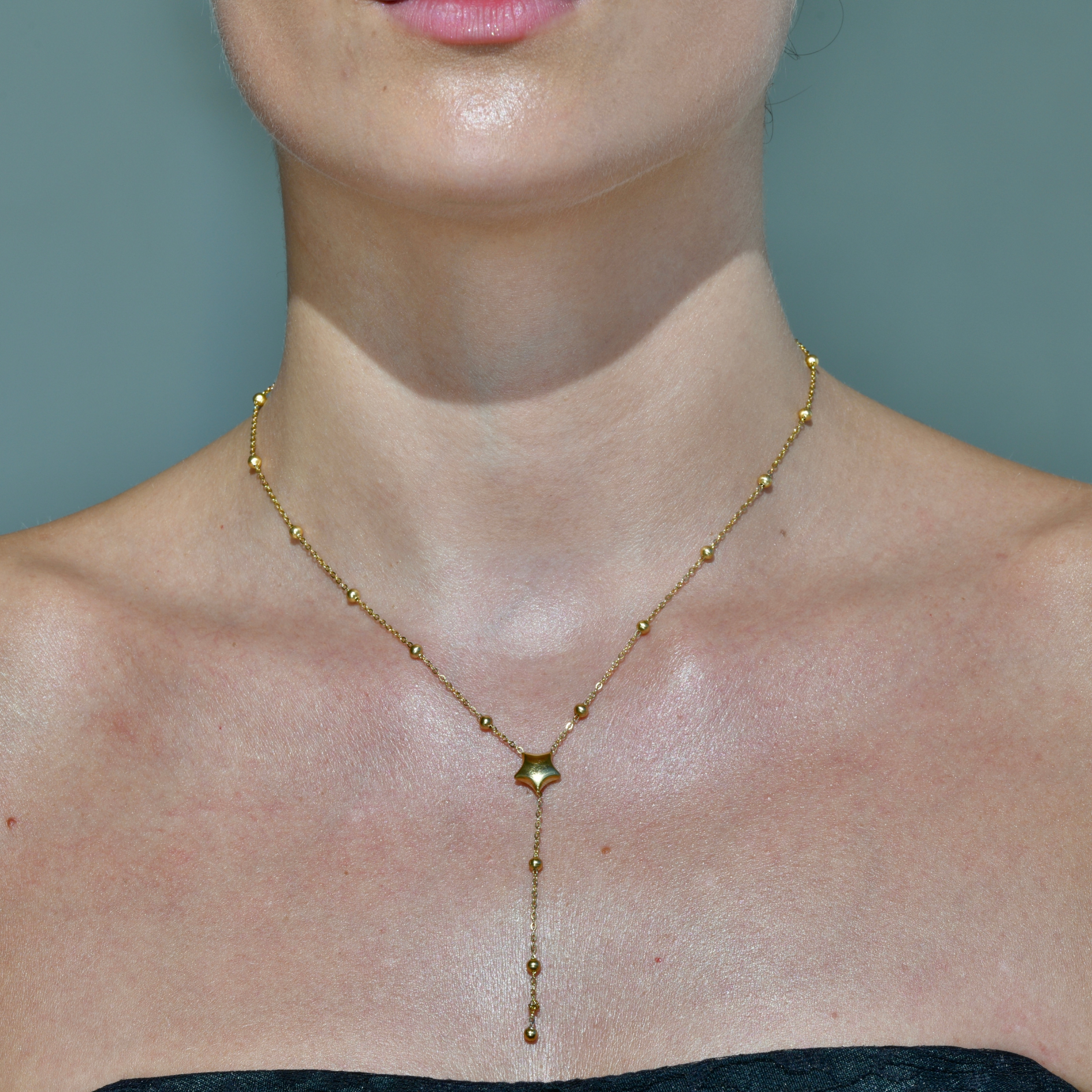 ETOILE Dainty Chain Necklace. Gold dainty chain. Starg gold pendnat in the middle of the chain. A gold beaded chain extension drop from the star pendnat.