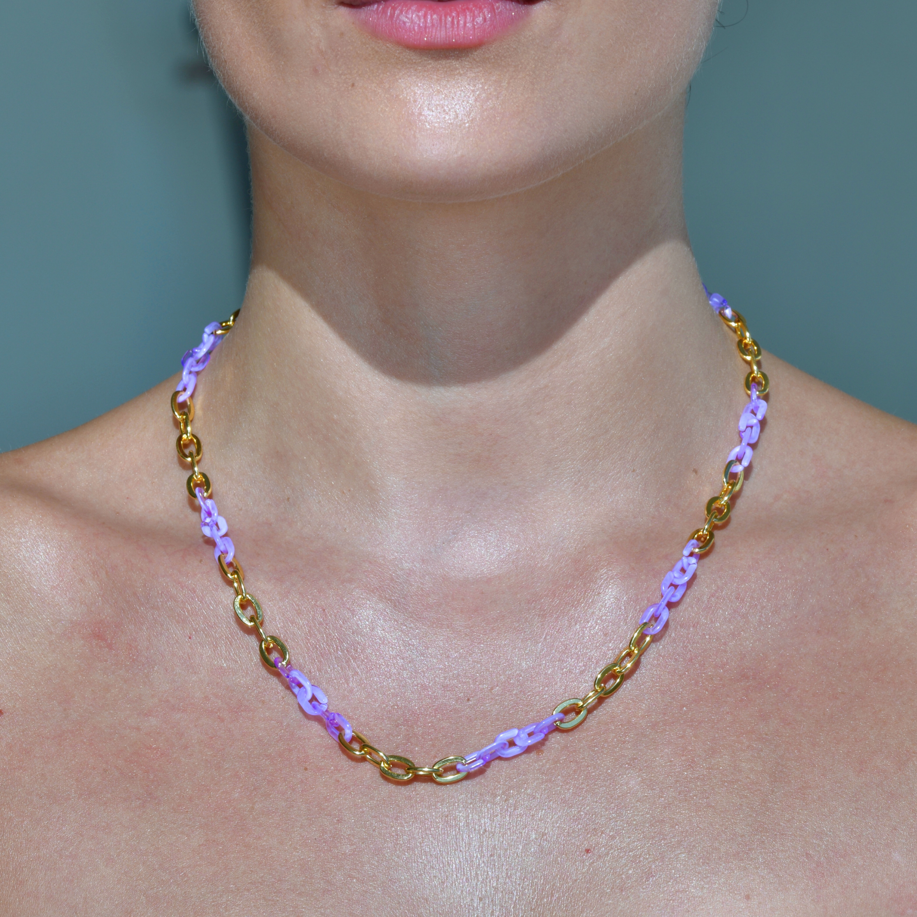 Gold plated chain necklace. The chain is composed by lilac chain parts and gold chain parts
