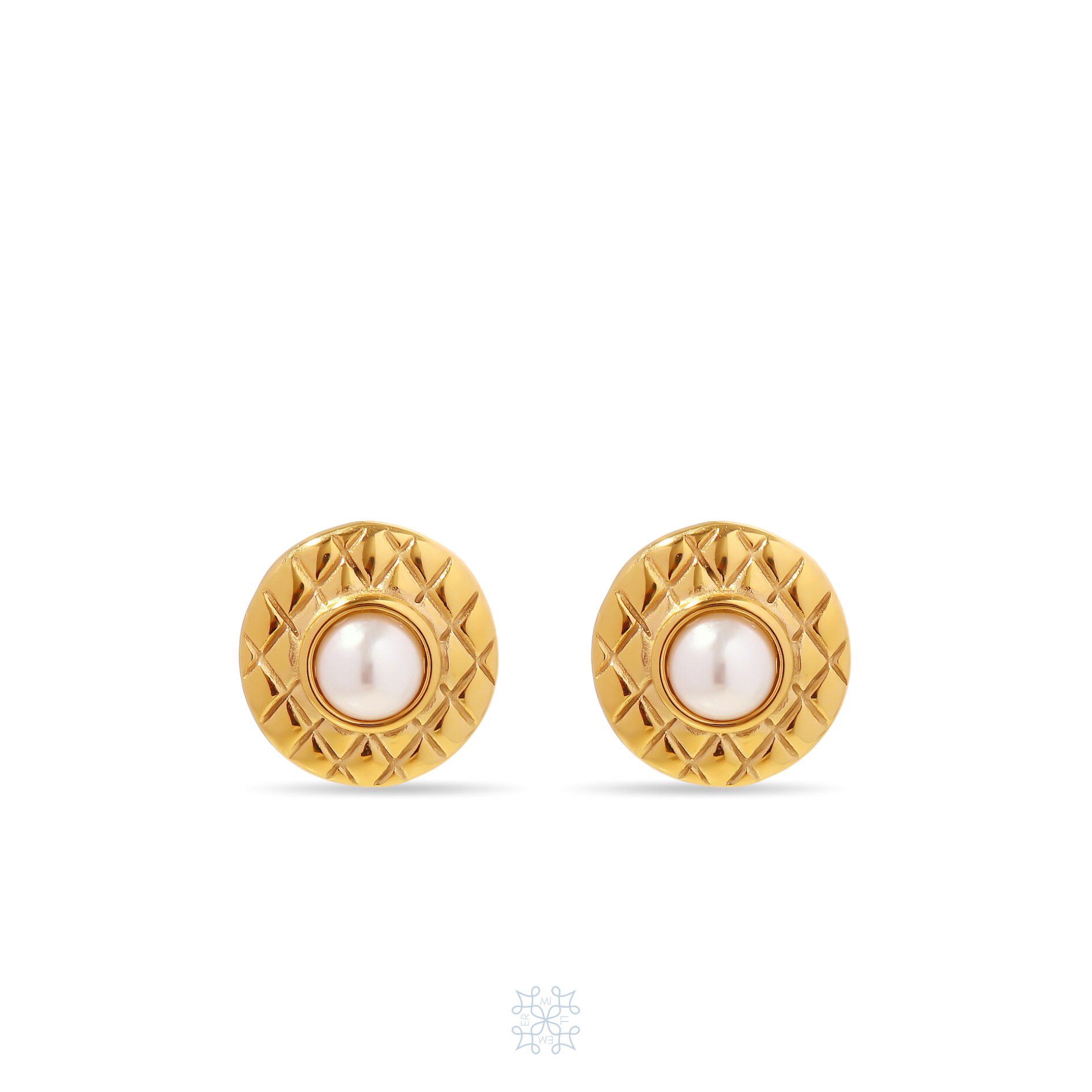 Square Stud earrrings with a white pearl in the middle. the gold corcle part is like a disc engraved in rhombus shapes. LUCY Pearl Stud Earrings