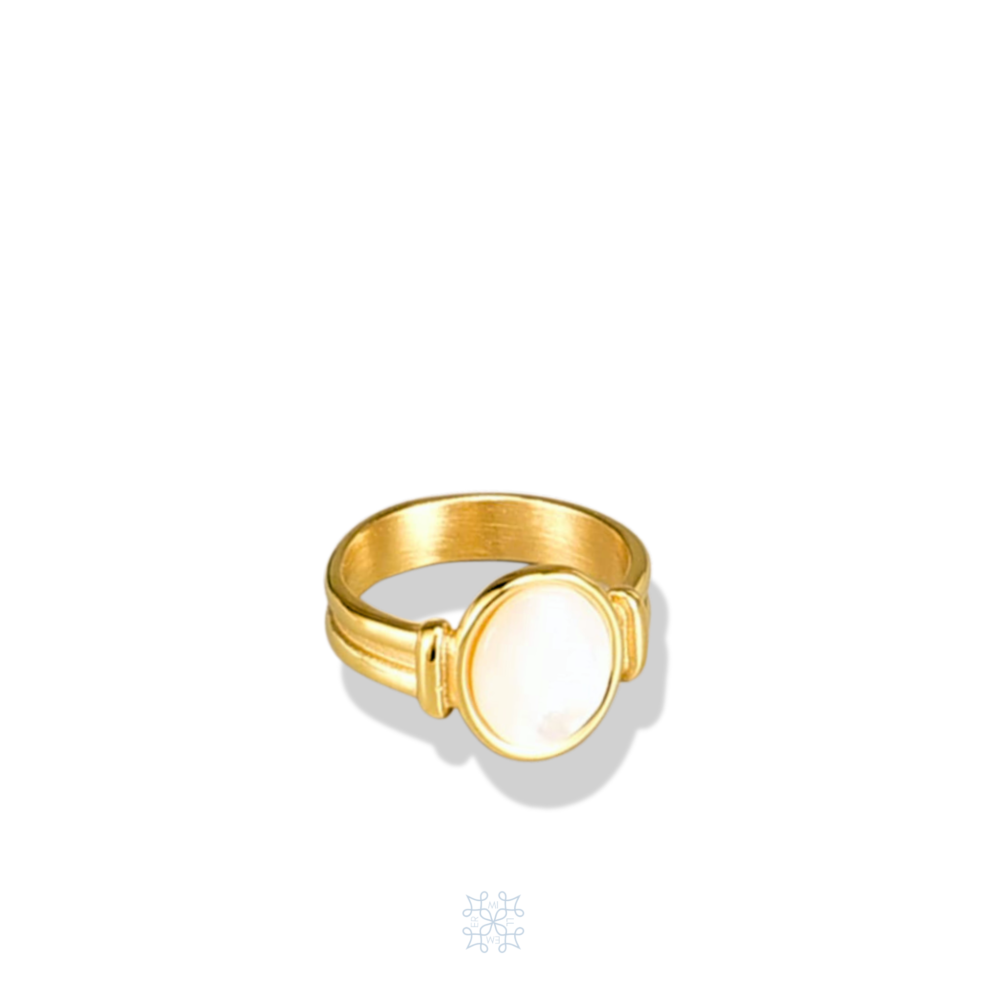 Mer Motherpearl gold ring. Gold ring with a white motherpearl on top.