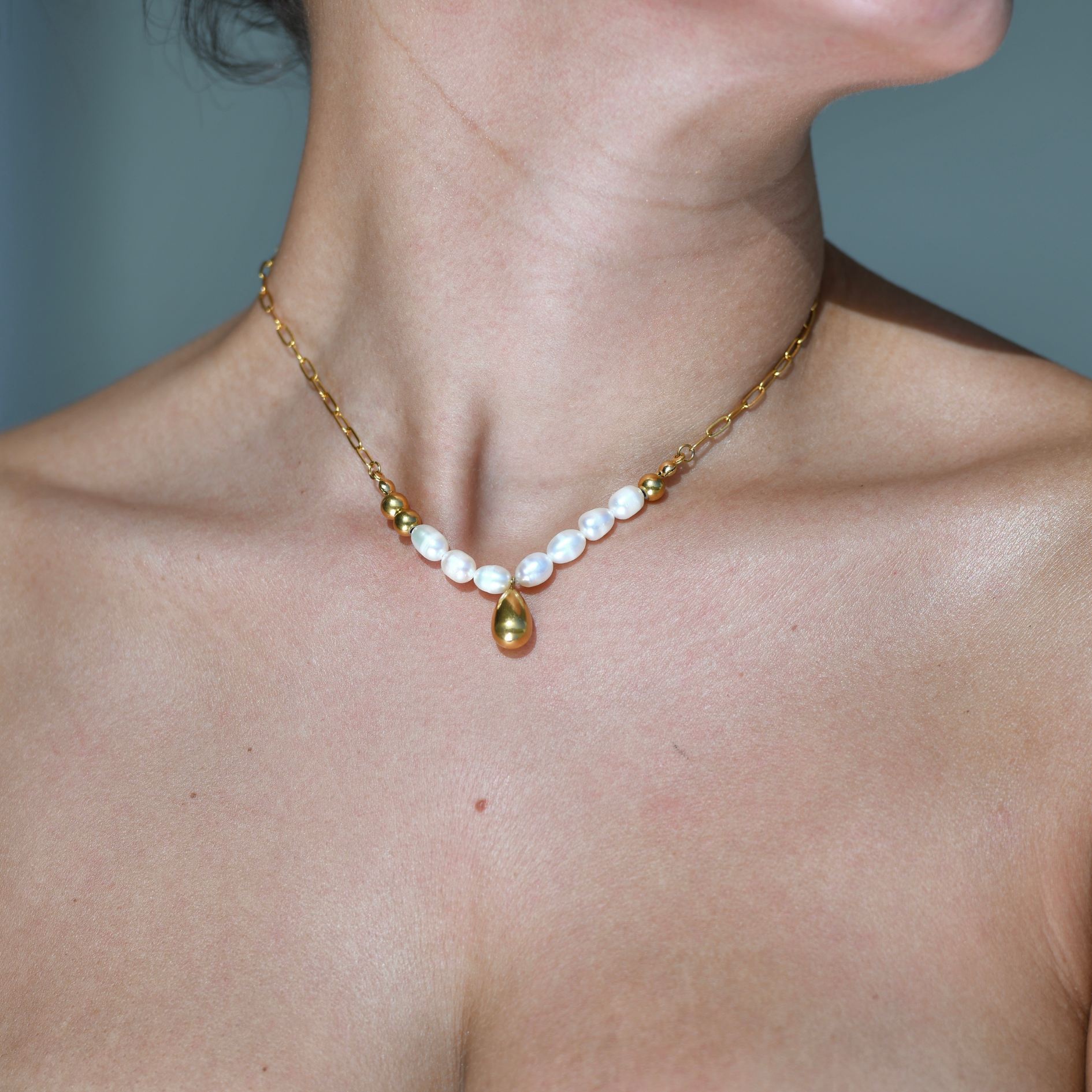 RAIN Pearls Gold Drop Necklace - Gold plated necklace.Fold Chain and White pearl and a gold plated waterdrop shape pendant in the middle of the pearls.