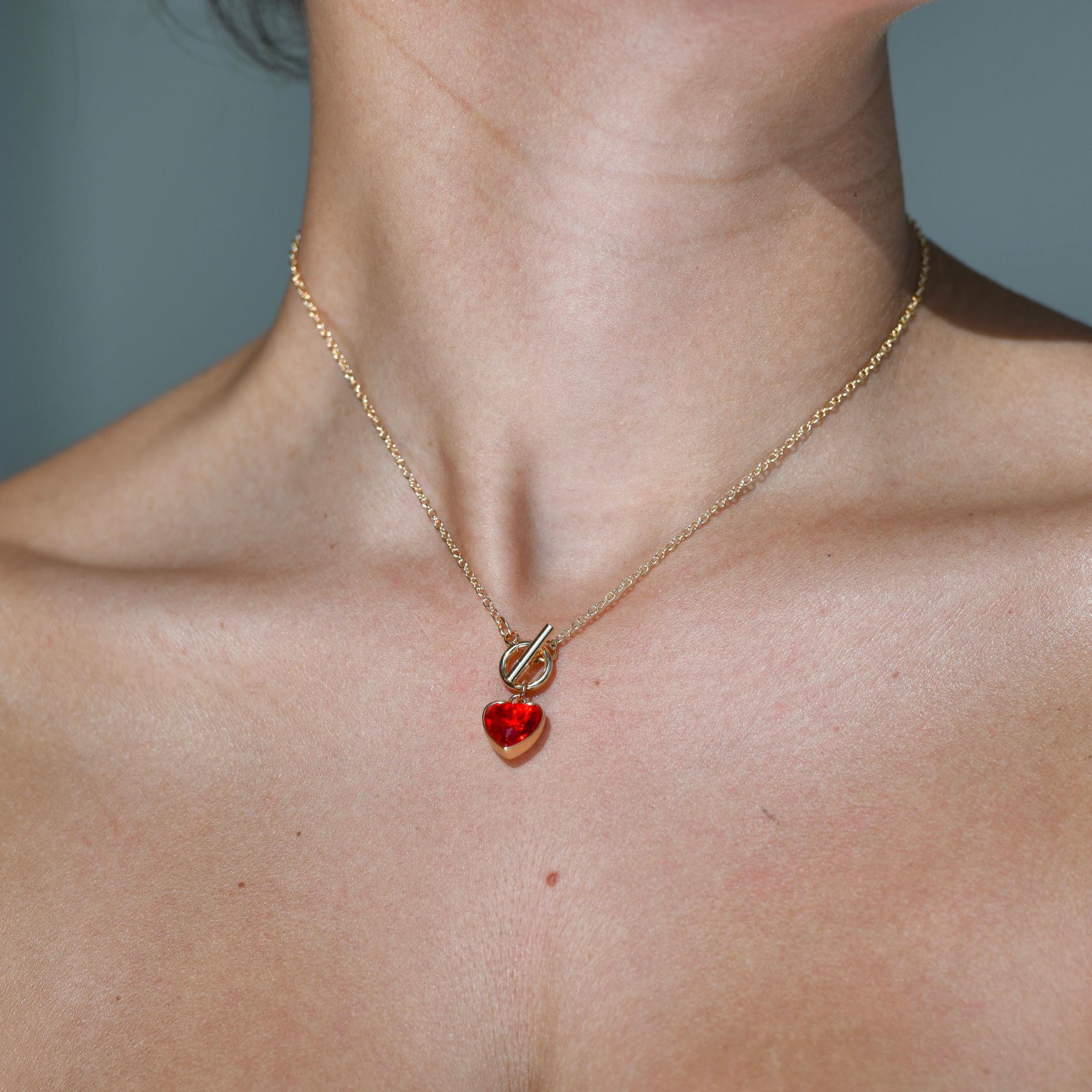 Gold plated chain heart. Heart shape pandendt with a red heart zircon on it. Rouge Heart Chain Waterproof Necklace