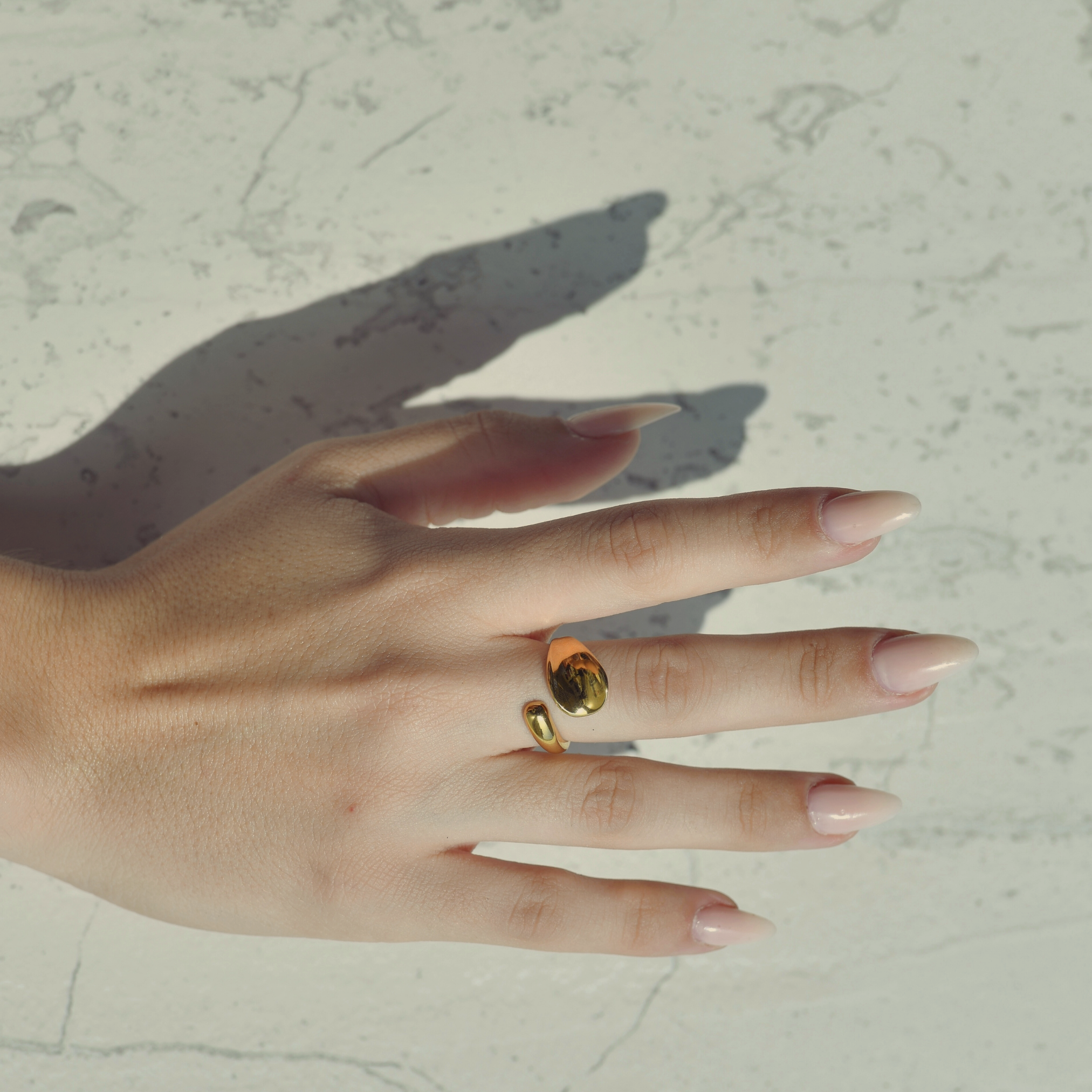 Adjustable gold ring. The irregular shape of a tail.