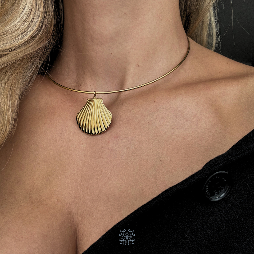 THE SHELL Gold Necklace