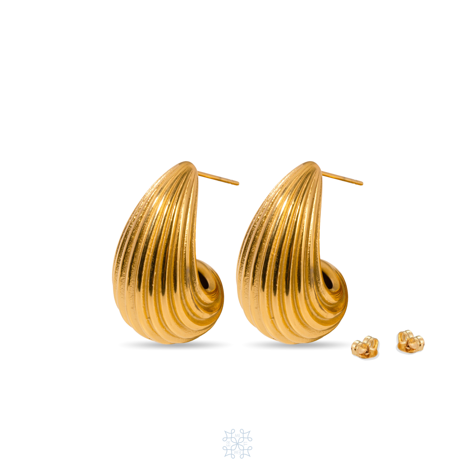 Gold pebble Earrings with lines engraved in the metal. The earrings have the form of a waterdrop. 