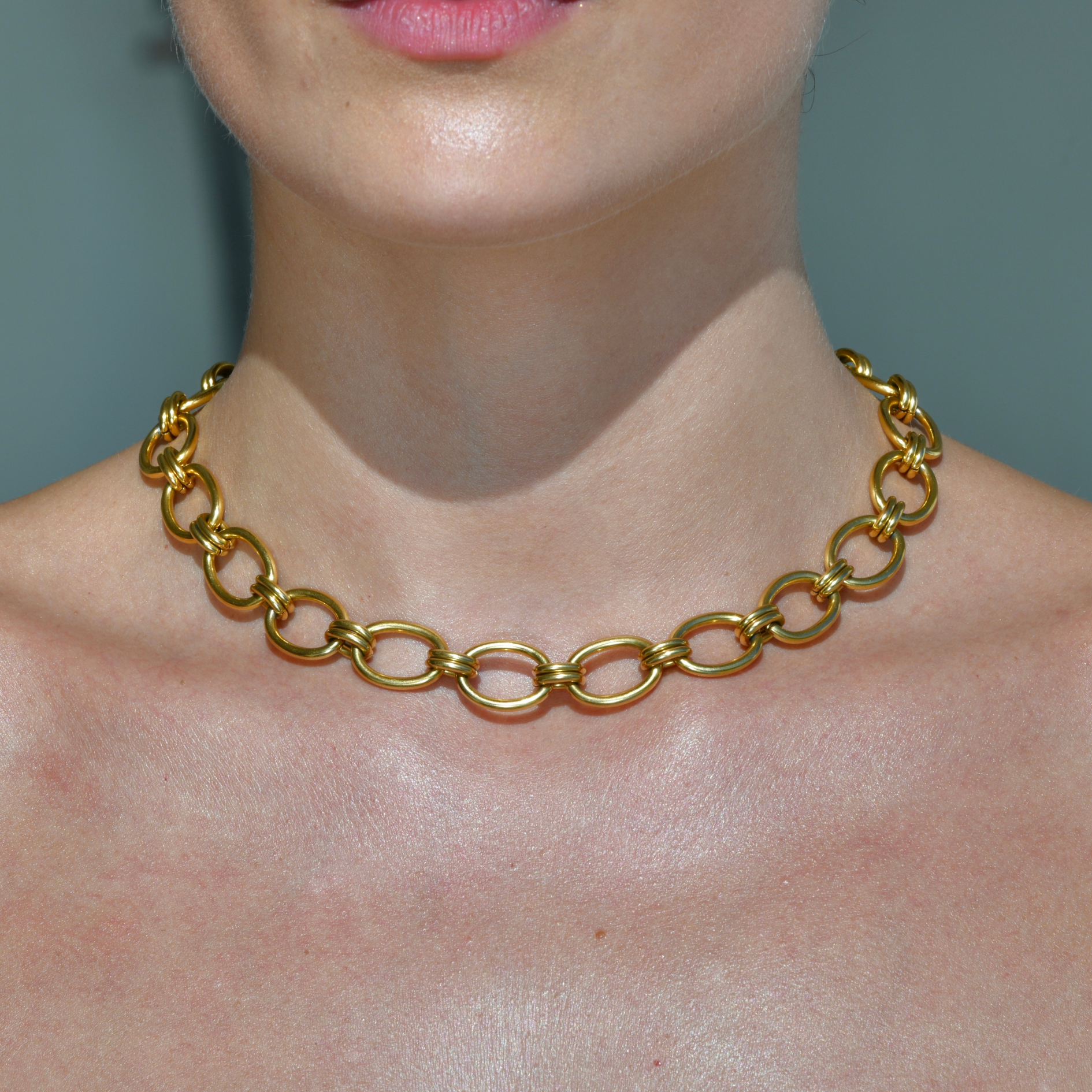 VJOSA Gold Chain Necklace - Oval shape chain pieces atached with one another. Bold Gold necklace